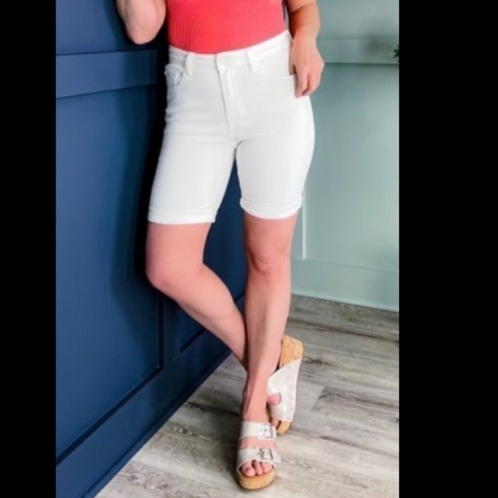 Judy Blue NWT Bermuda Midrise Shorts Size Small White